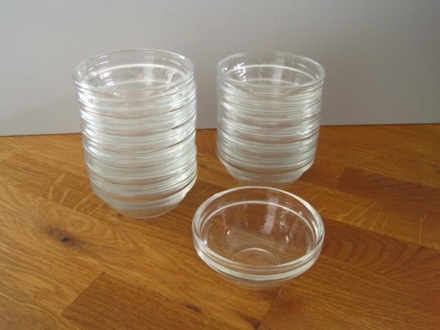 49 Glazen schaaltjes voor saus of hapjes 7,5 cm diameter, Huis en Inrichting, Ophalen of Verzenden, Gebruikt, Glas, Kom(men)
