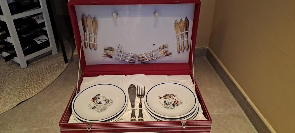 Vieille valise avec plats de poisson, Enlèvement ou Envoi