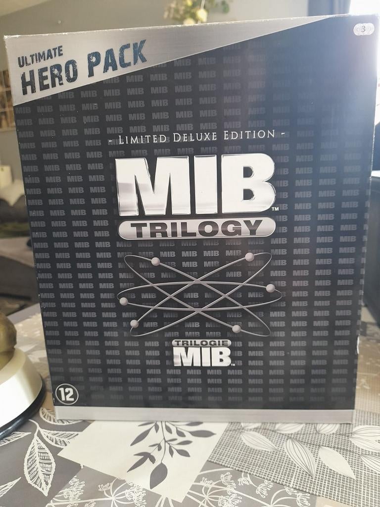 Men in black trilogy met collecters item, Ophalen of Verzenden, Zo goed als nieuw, Beeldje, Replica of Model