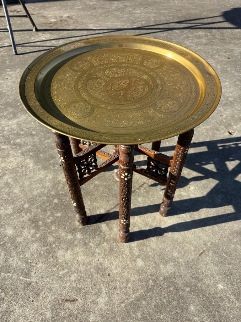 Table à thé mauresque — plateau et base en nacre gravée, Enlèvement
