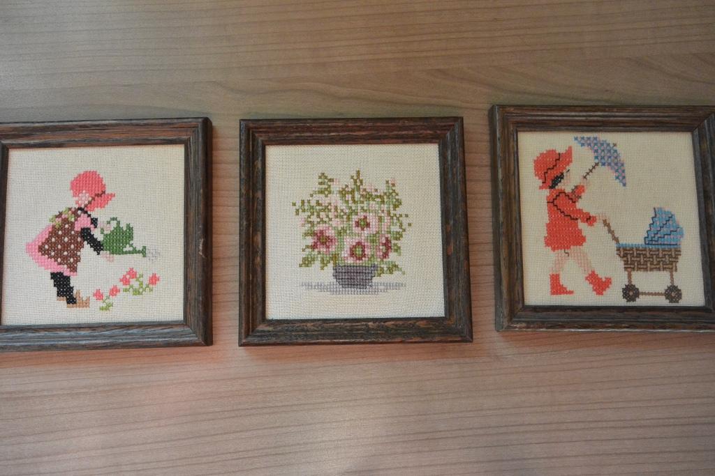 3 gelijke houten lijsten met handborduurwerk (kruisjessteek), Ophalen of Verzenden, Zo goed als nieuw, Hout