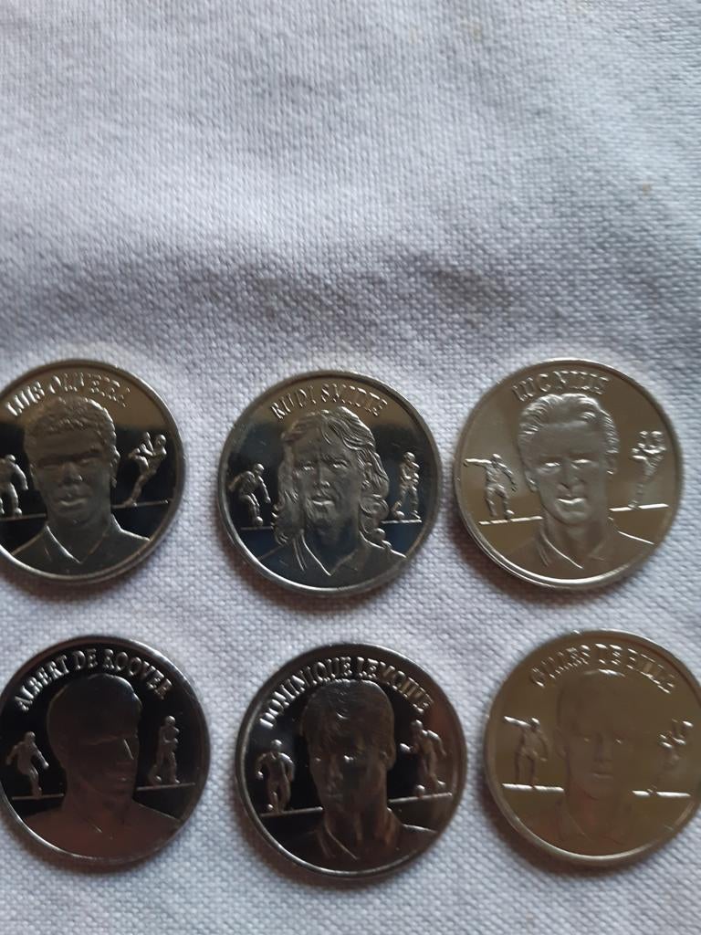 6 boutons pour joueurs de football (voir photos), Collections, Enlèvement ou Envoi, Comme neuf