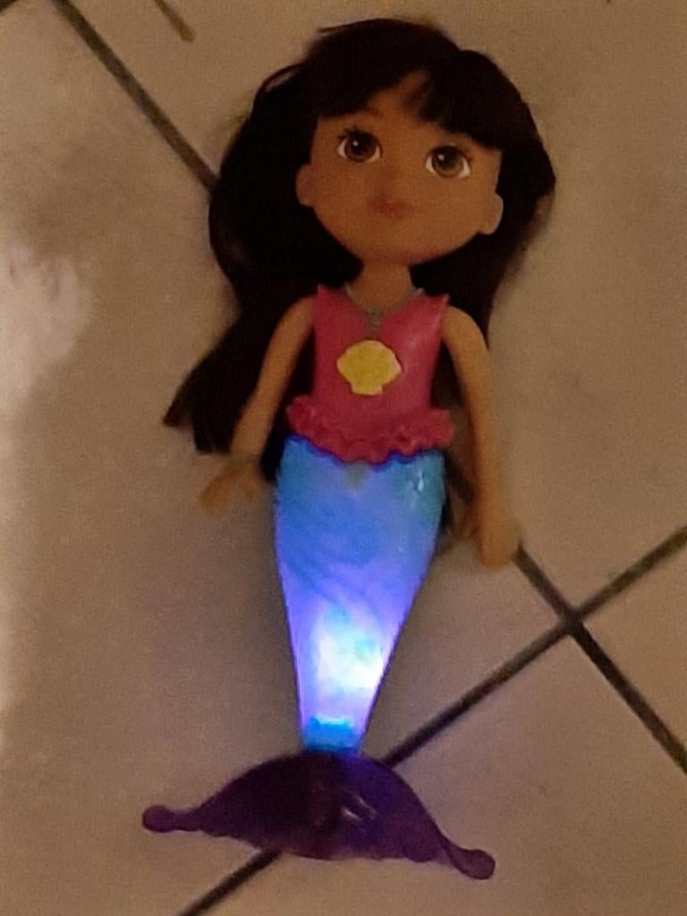Dora, sprankel en zwem zeemeermin zwemt met licht, Ophalen of Verzenden, Zo goed als nieuw