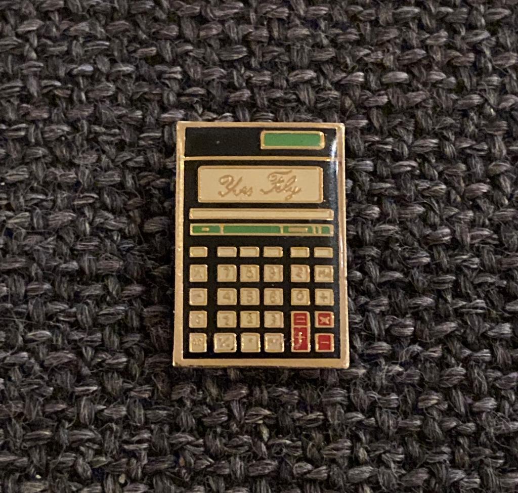 PIN - YVES FELY - REKENMACHINE - CALCULATOR - CALCULATRICE, Verzenden, Gebruikt, Merk, Speldje of Pin
