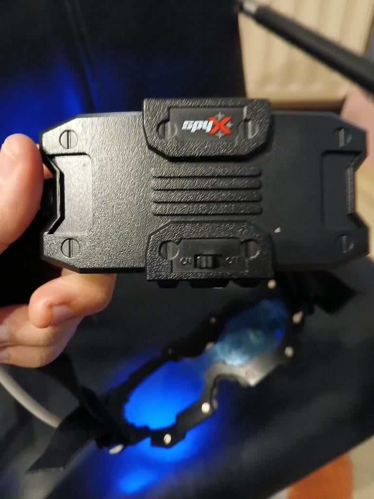 spionen lichtgevende bril, Ophalen