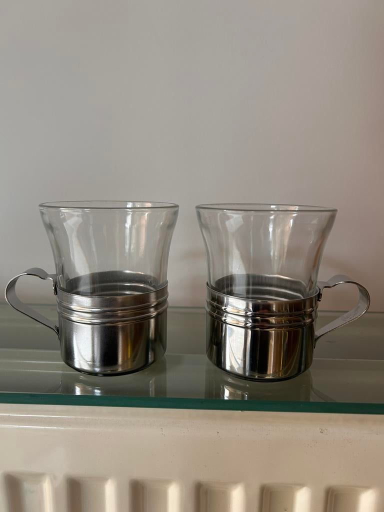 2 theeglazen/ koffietassen met ijzeren onderstel, Ophalen, Zo goed als nieuw, Kop(pen) en/of Schotel(s)