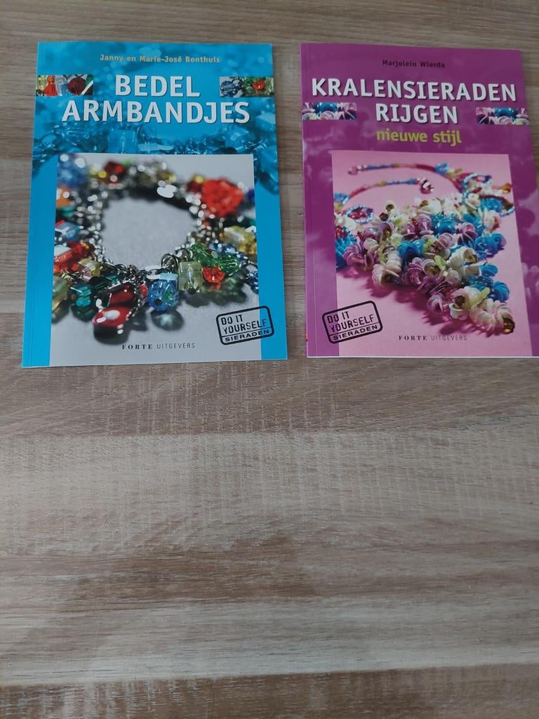 2 boekjes sieraden maken, Ophalen