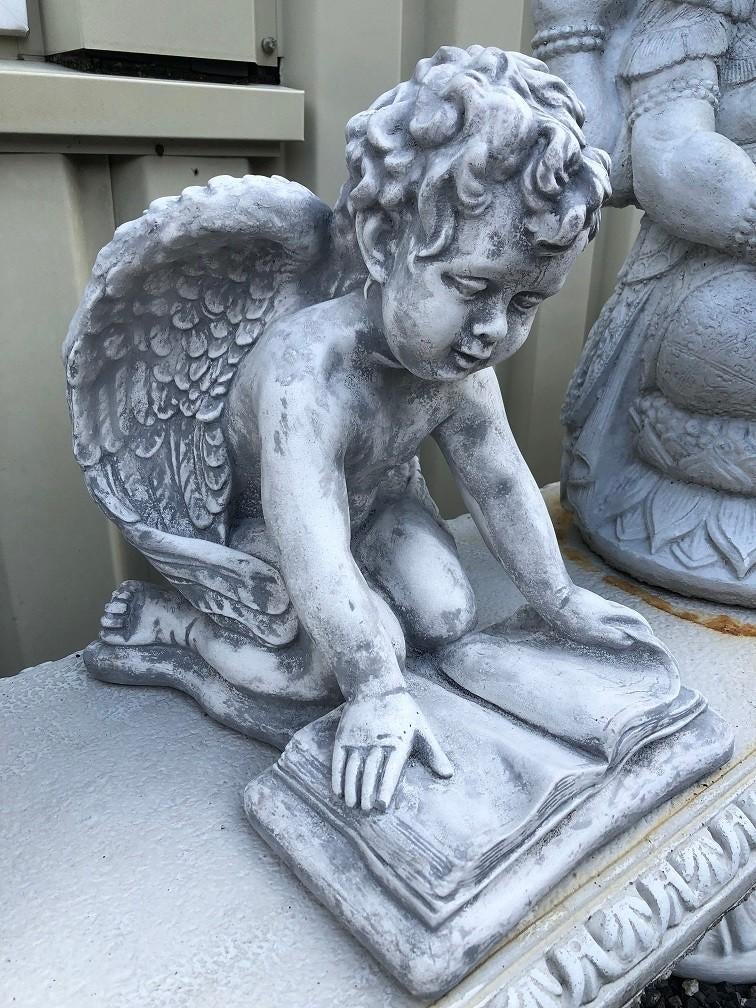 Ange avec livre, plaque de texte, une belle image, Collections, Statues & Figurines, Religion, Enlèvement ou Envoi
