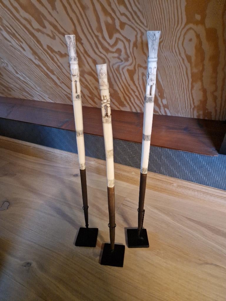 Décoration unique en forme de fantôme batak indonésien, Enlèvement ou Envoi