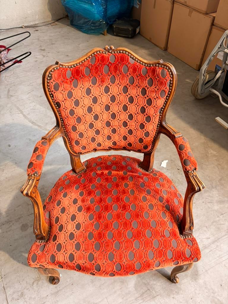 Un fauteuil de style Louis XV,, Enlèvement
