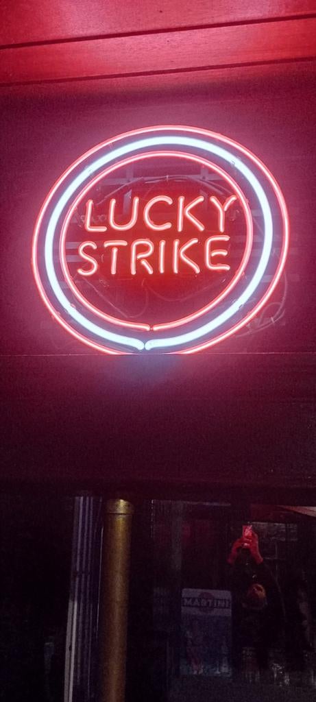 Néons Lucky Strike, enseignes lumineuses