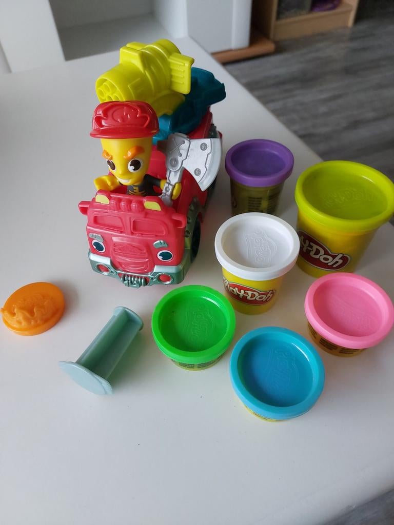 Camion de pompiers de Play Doh avec un pompier. Bon état, Enlèvement