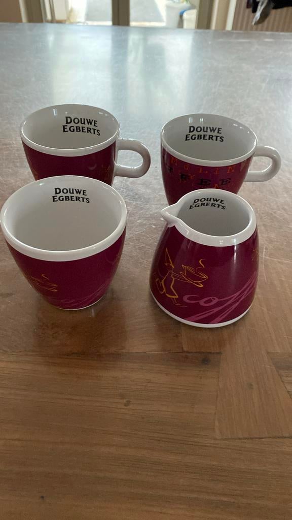 Douwe egberts 2 tassen en melk en suiker potje.Zijn nieuw, Ophalen, Zo goed als nieuw