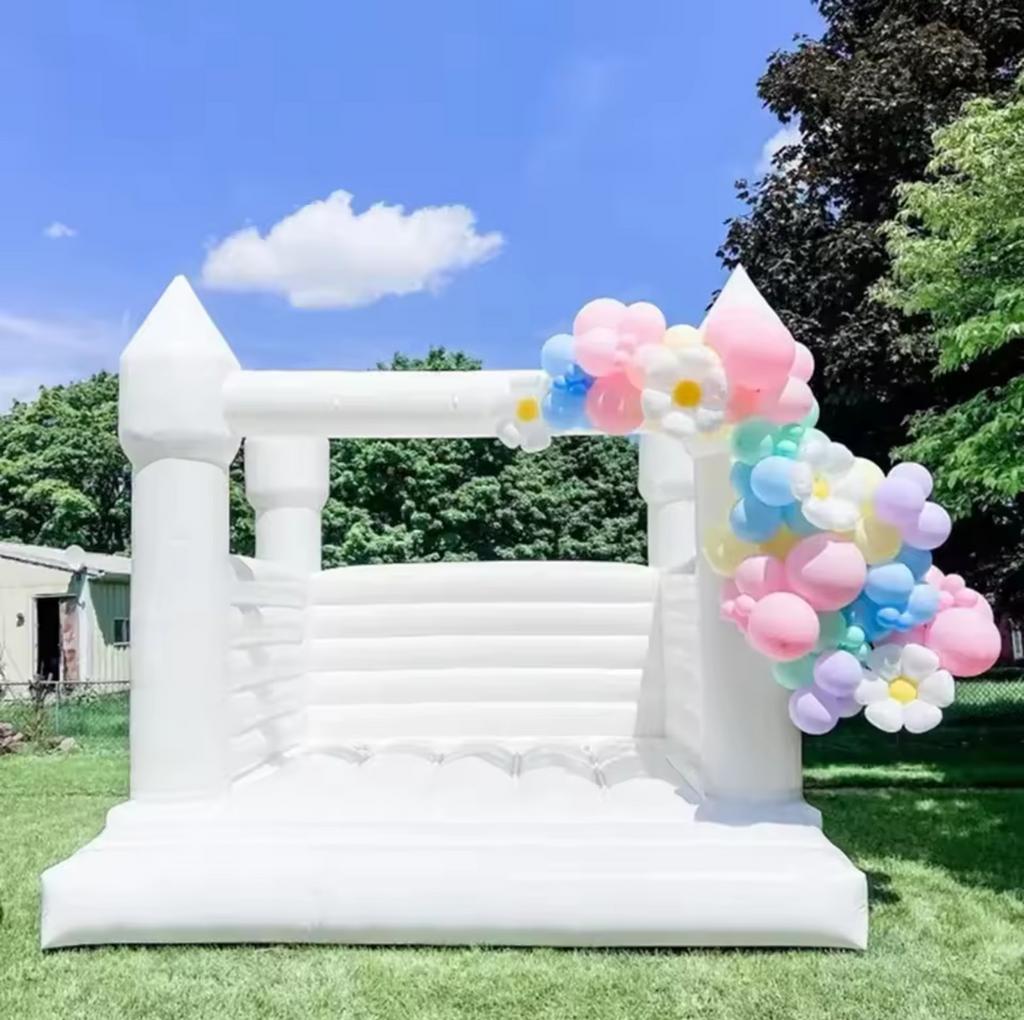 🎉 Château gonflable blanc à louer - Événement 🎈, Hobby en Vrije tijd, Feestartikelen | Verhuur, Zo goed als nieuw, Ophalen of Verzenden