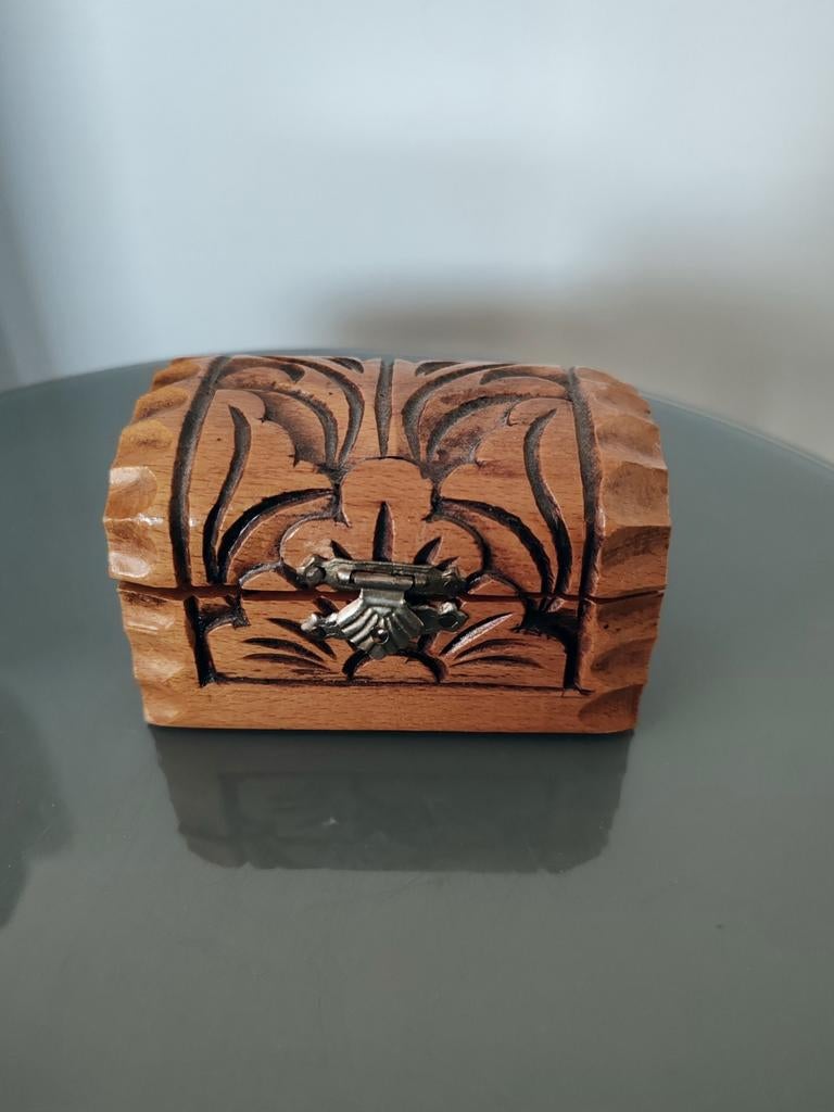 Gesneden houten juwelendoos, Ophalen of Verzenden, Zo goed als nieuw, Rood