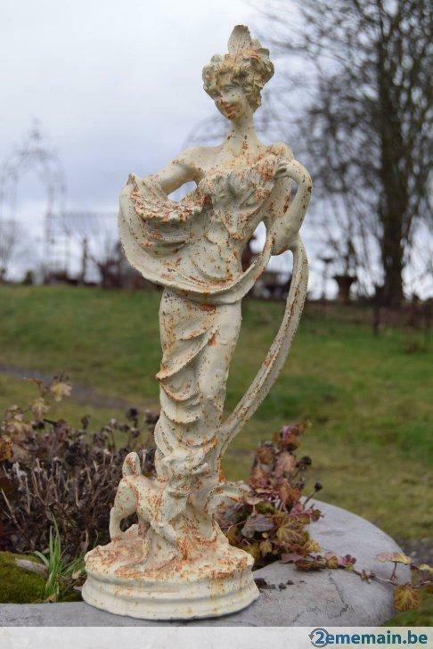 Standbeeld van een elegante dame en haar hond in gepatineerd, Tuin en Terras, Ophalen of Verzenden, Zo goed als nieuw, Overige materialen