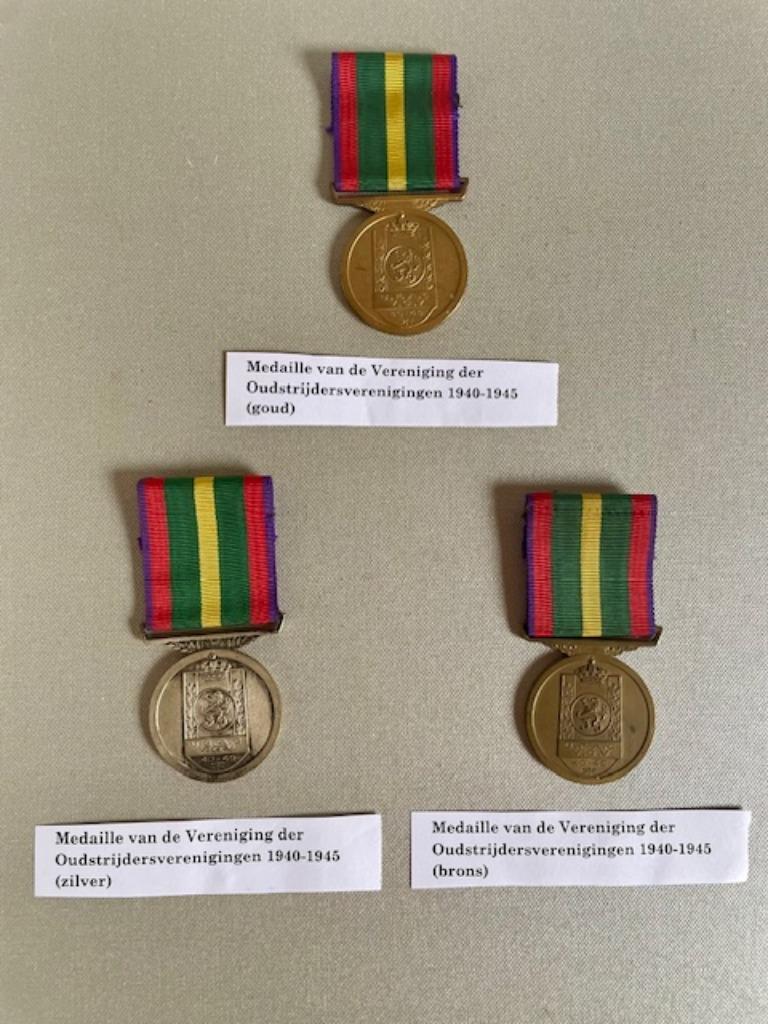 Te koop: eretekens V.O.V., Verzamelen, Ophalen of Verzenden, Overige soorten, Lintje, Medaille of Wings