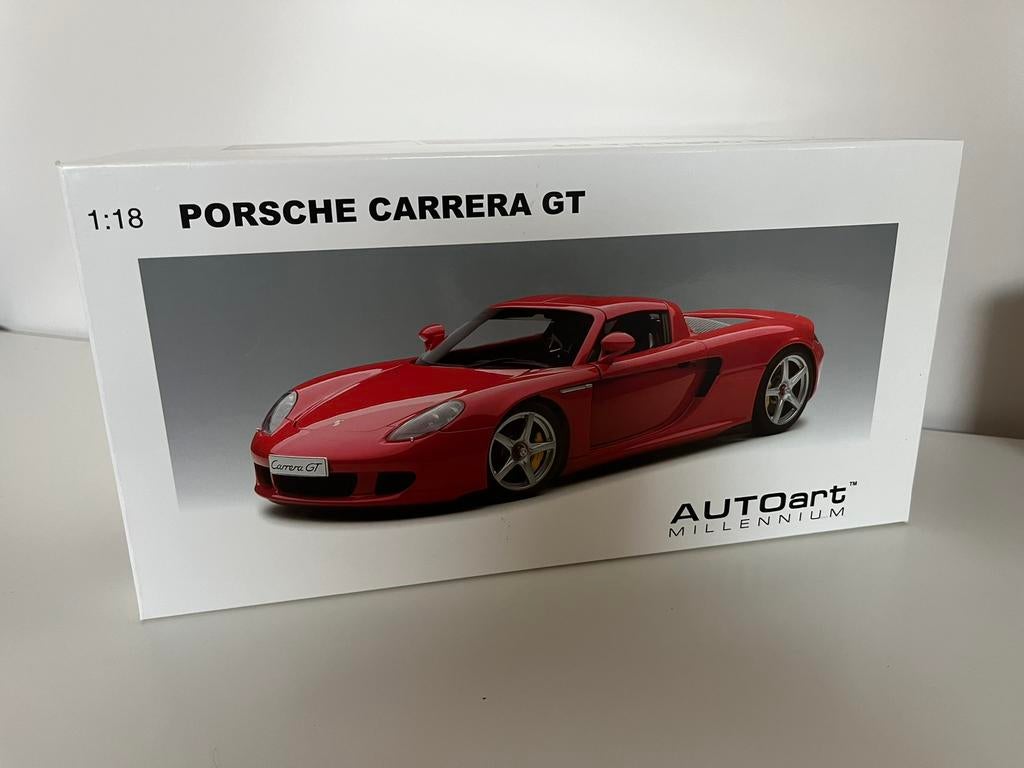 Porsche Carrera GT rood kartonnen verpakking, Hobby en Vrije tijd, Verzenden, Zo goed als nieuw, Auto, Autoart