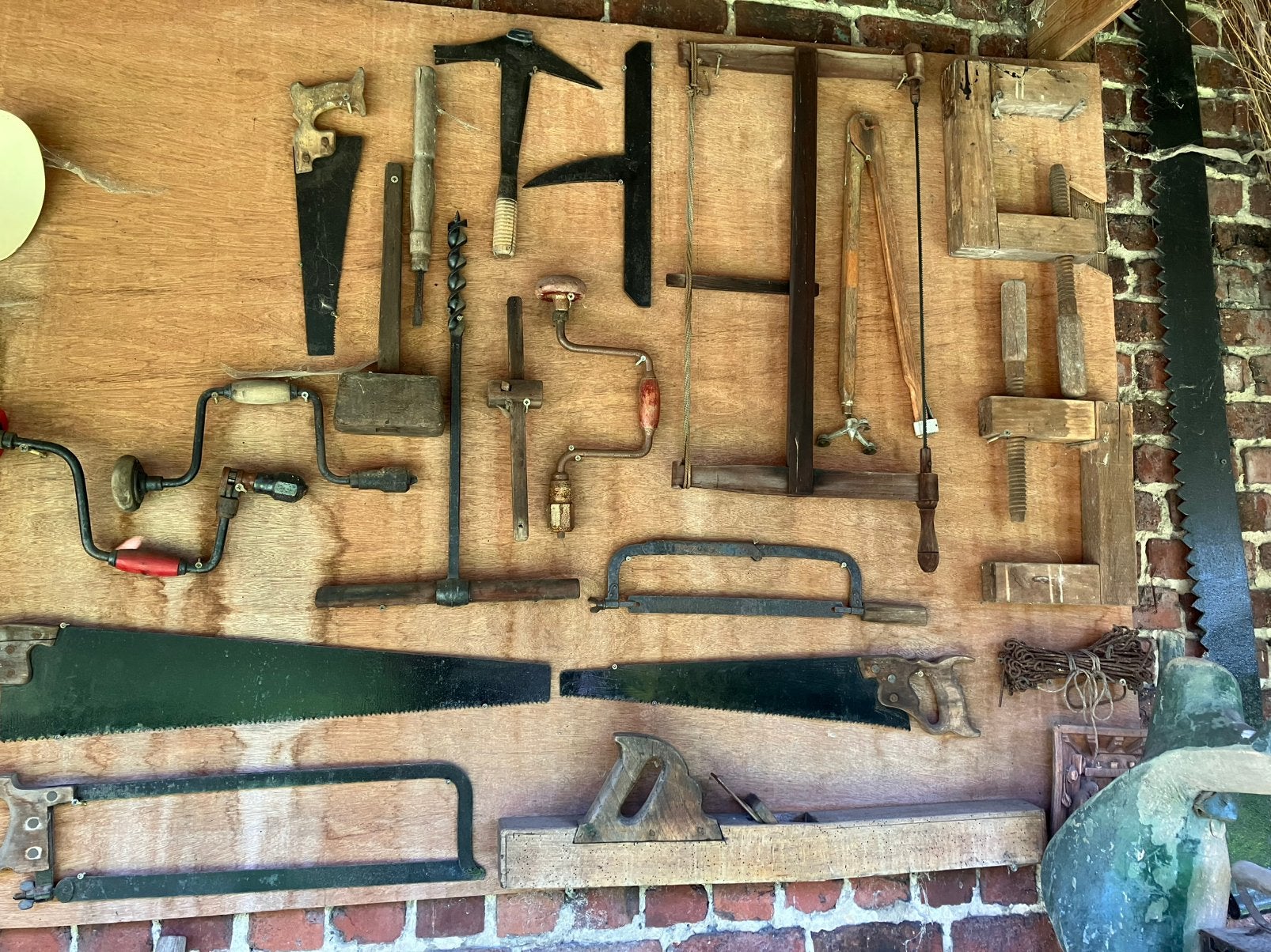 Outils anciens, Enlèvement