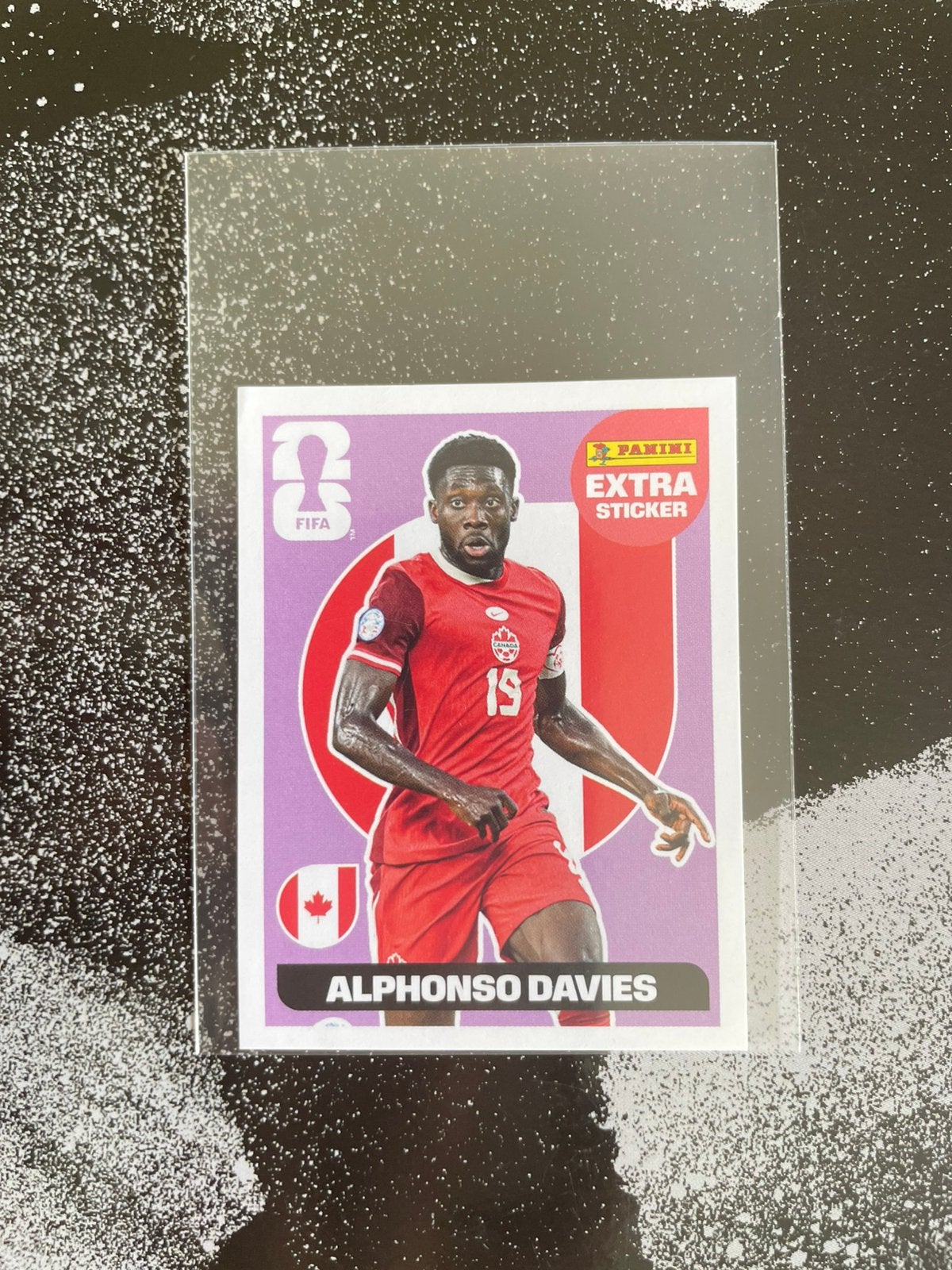 WORLD CUP 2026 EXTRA STICKER ALPHONSO DAVIES VIOLET, Enlèvement ou Envoi, Neuf
