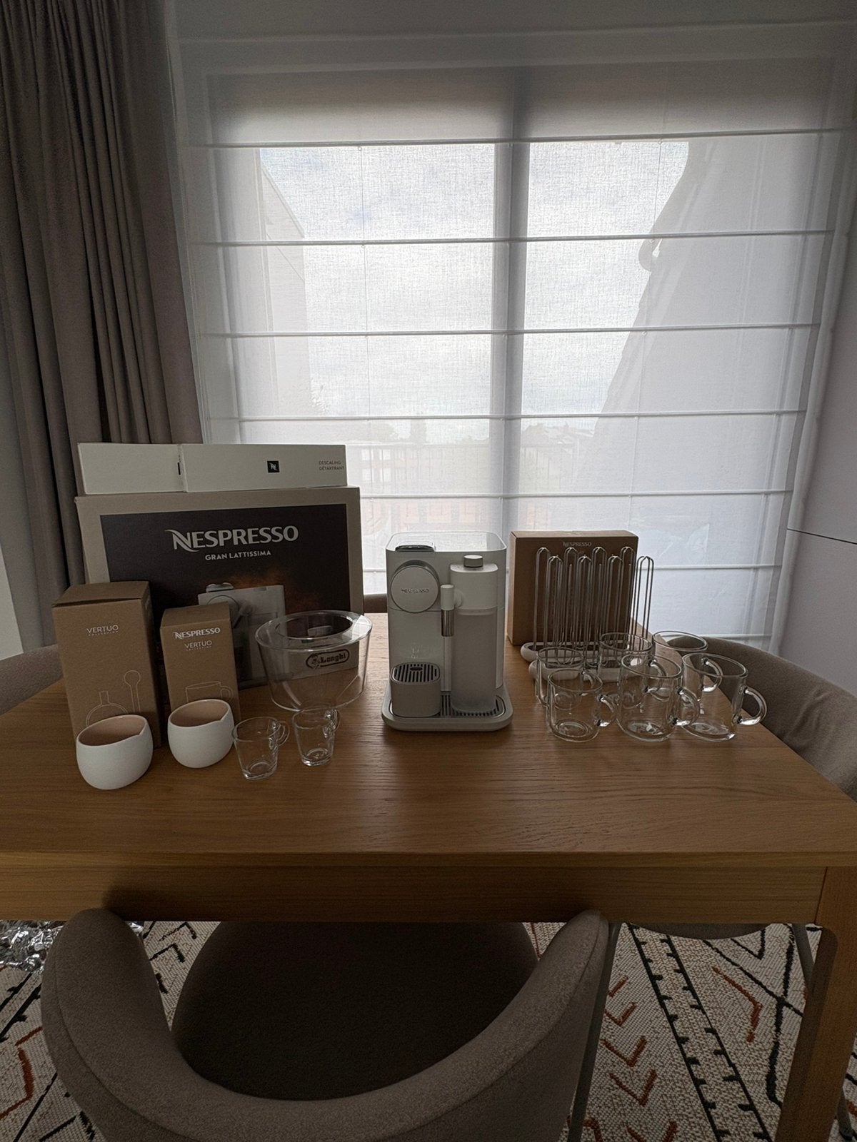 Nespresso Gran Lattissima met koffiecapsules en accessoires, Réservoir d'eau amovible, Dosettes et capsules de café, 1 tasse, Comme neuf