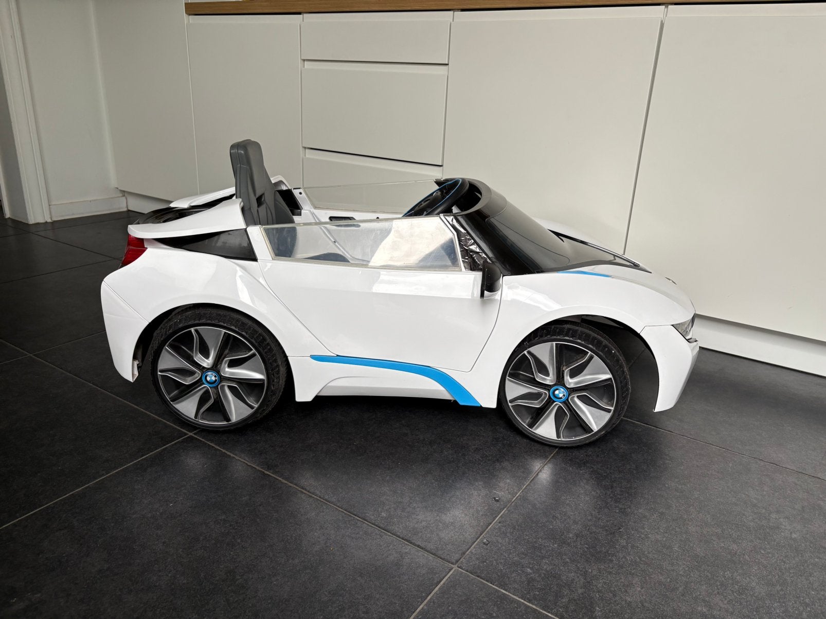 BMW i8 elektrische kinderauto wit met afstandsbediening., Enfants & Bébés, Enlèvement, Comme neuf