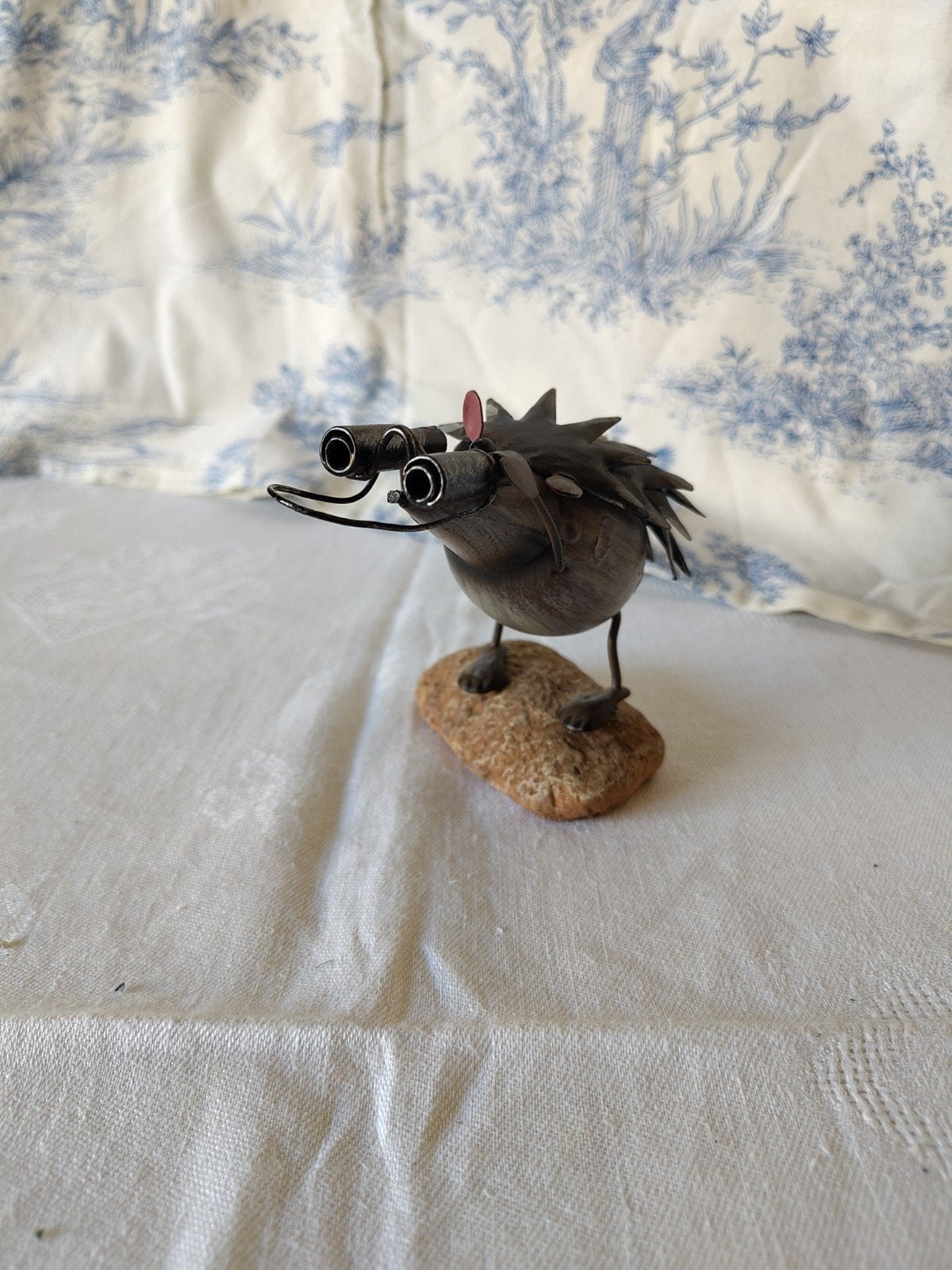 Figurine de collection hérisson en métal avec jumelles, Enlèvement ou Envoi, Comme neuf, Animal sauvage, Statue ou Figurine