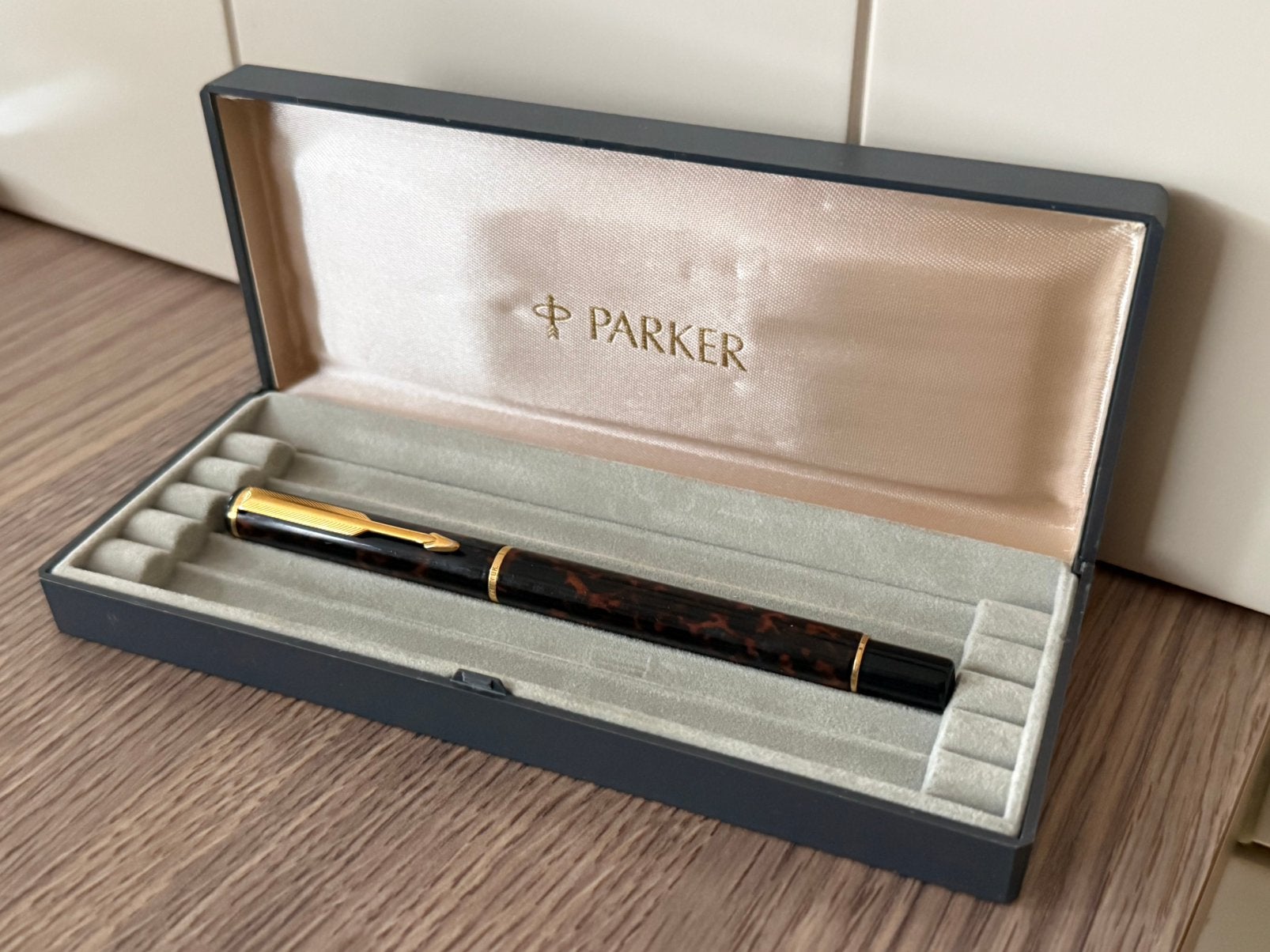 Parker 88 RIALTO, couleur LAQUE LAVE, pointe plaquè or 23k, Collections, Enlèvement ou Envoi, Comme neuf, Stylo, Parker
