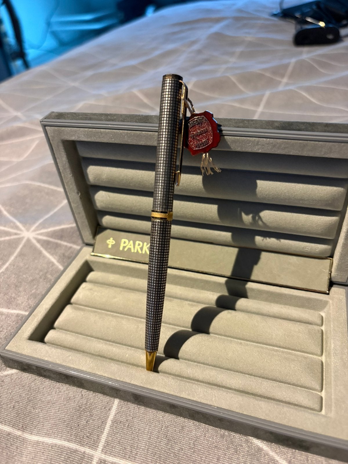 Stylo argenté et doré Parker Ciselé., Collections, Stylo à bille, Enlèvement, Utilisé, Avec boîte