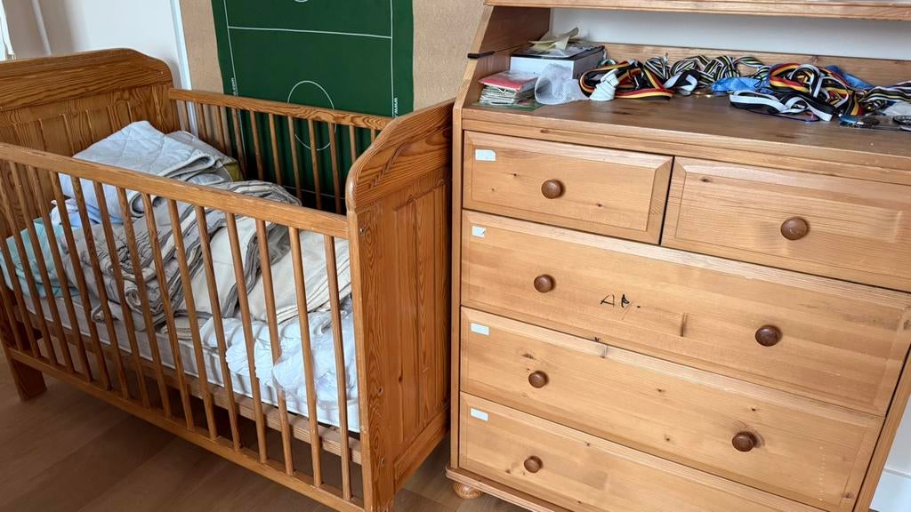 Ensemble de lit bébé avec table a langer et caisse, Enlèvement, Utilisé