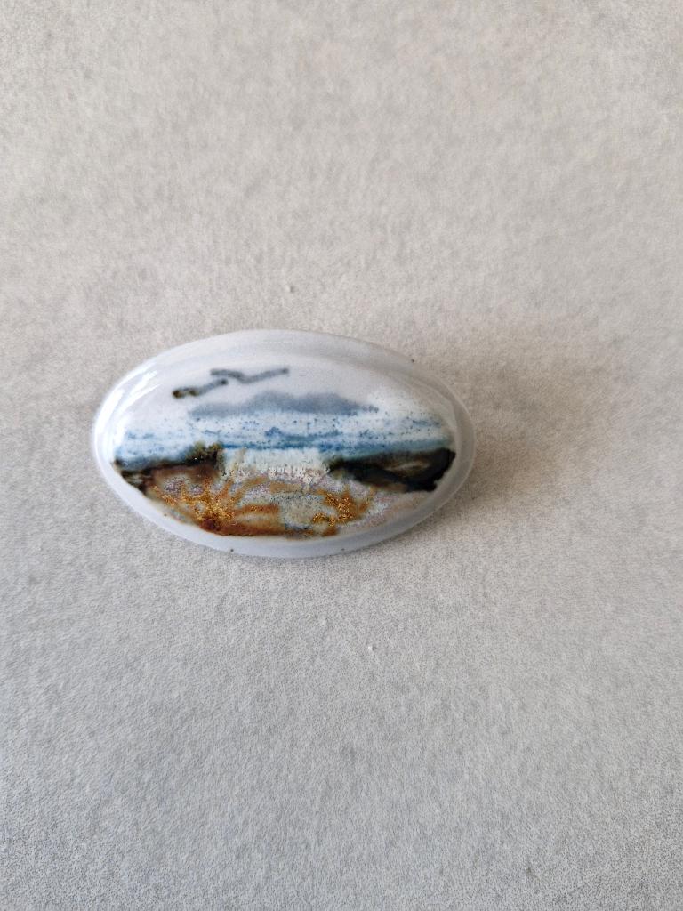 mooie broche met landschap, Bijoux, Sacs & Beauté, Broches, Envoi, 4 à 7 cm, Gris, Autres matériaux