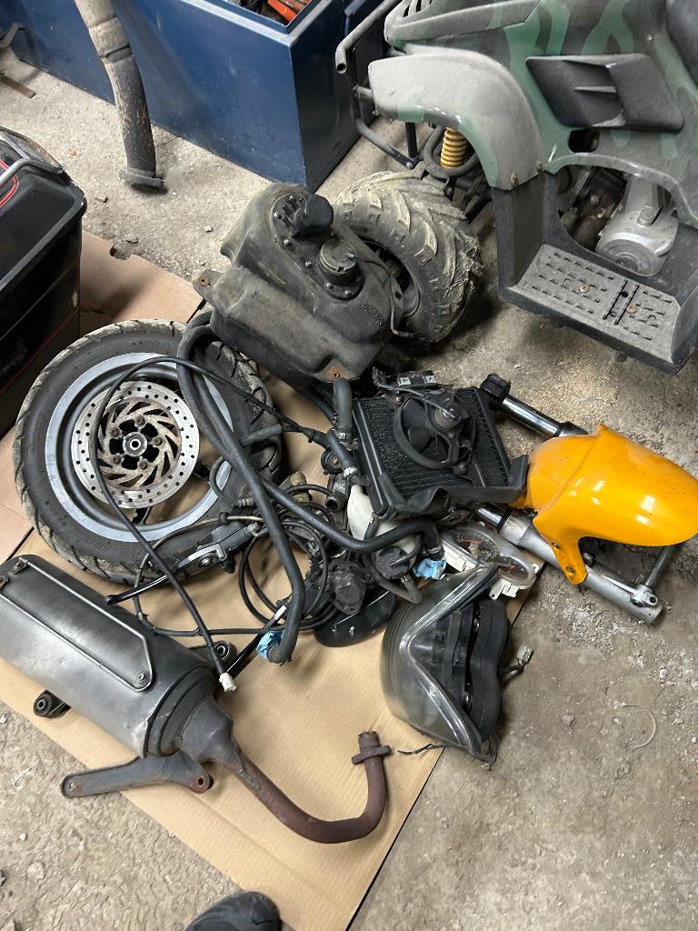 aprilia leonardo 125cc scooter radiator wiel, Enlèvement ou Envoi, Utilisé, Autres types, Aprilia