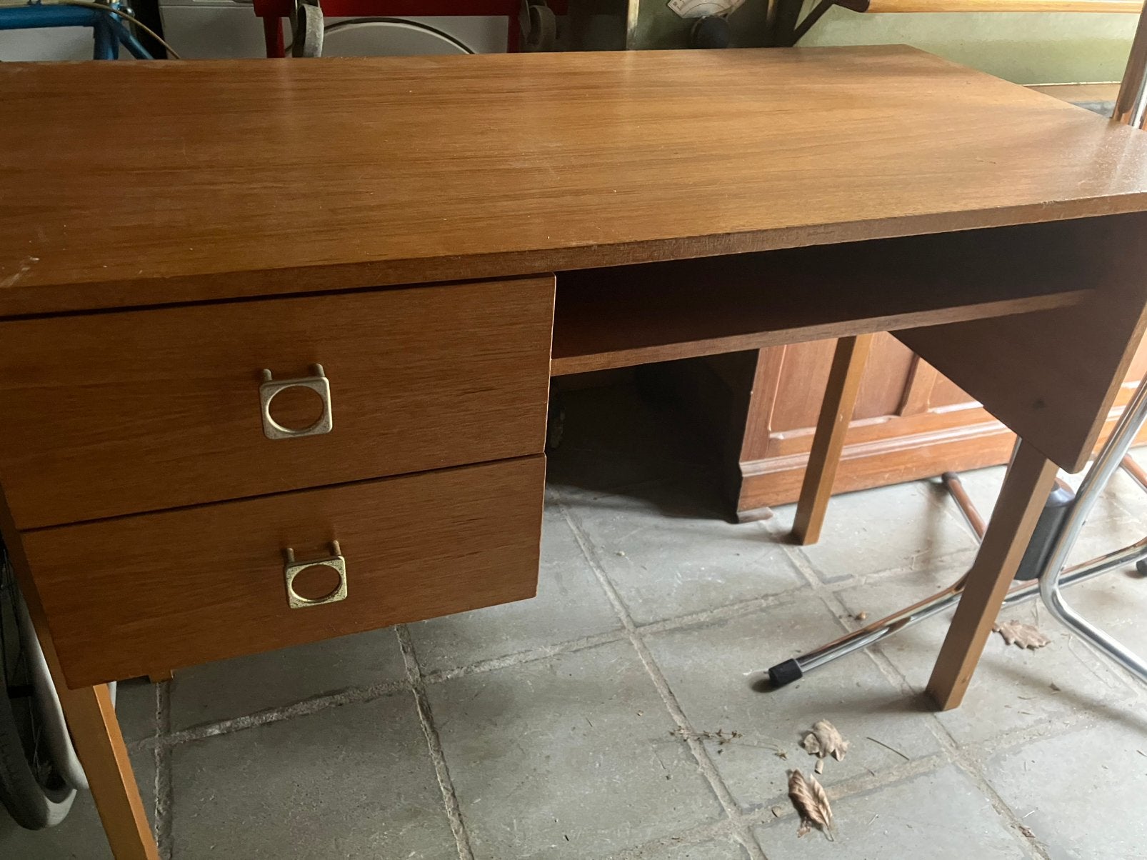 Vintage kleine teakhouten bureau in prima staat, Vintage, Ophalen, Zo goed als nieuw