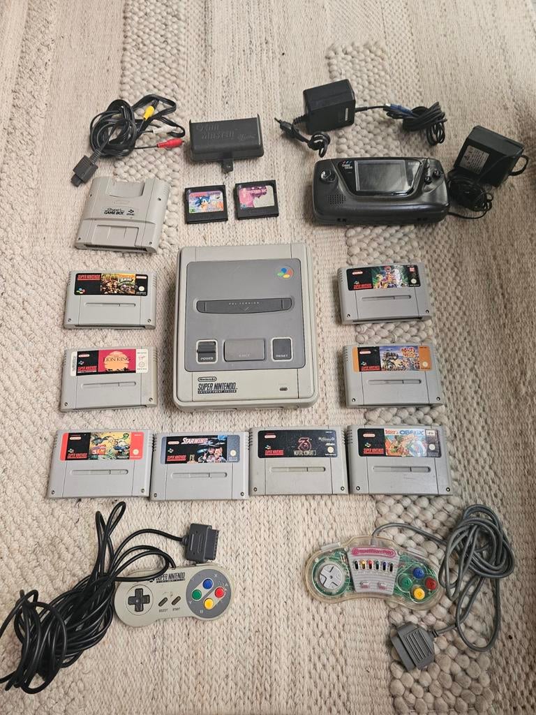 Super Nintendo 8 spelen 2 bakjes en gamegear plugin, Games en Spelcomputers, Ophalen of Verzenden, Met 2 controllers, Met Super GameBoy adapter