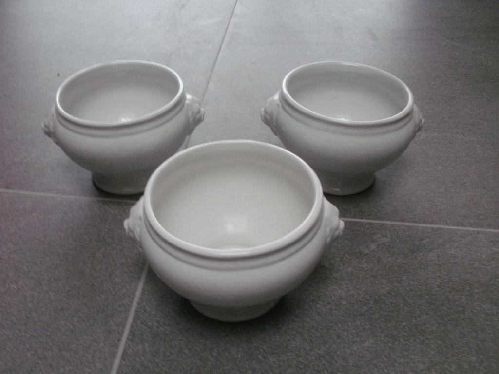 3 witte soeptassen met leeuwenkop, Ophalen, Zo goed als nieuw, Effen, Kop(pen) en/of Schotel(s)