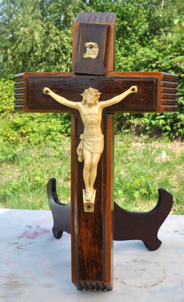 crucifix en bois épais christ synthétique, Antiquités & Art, Enlèvement ou Envoi