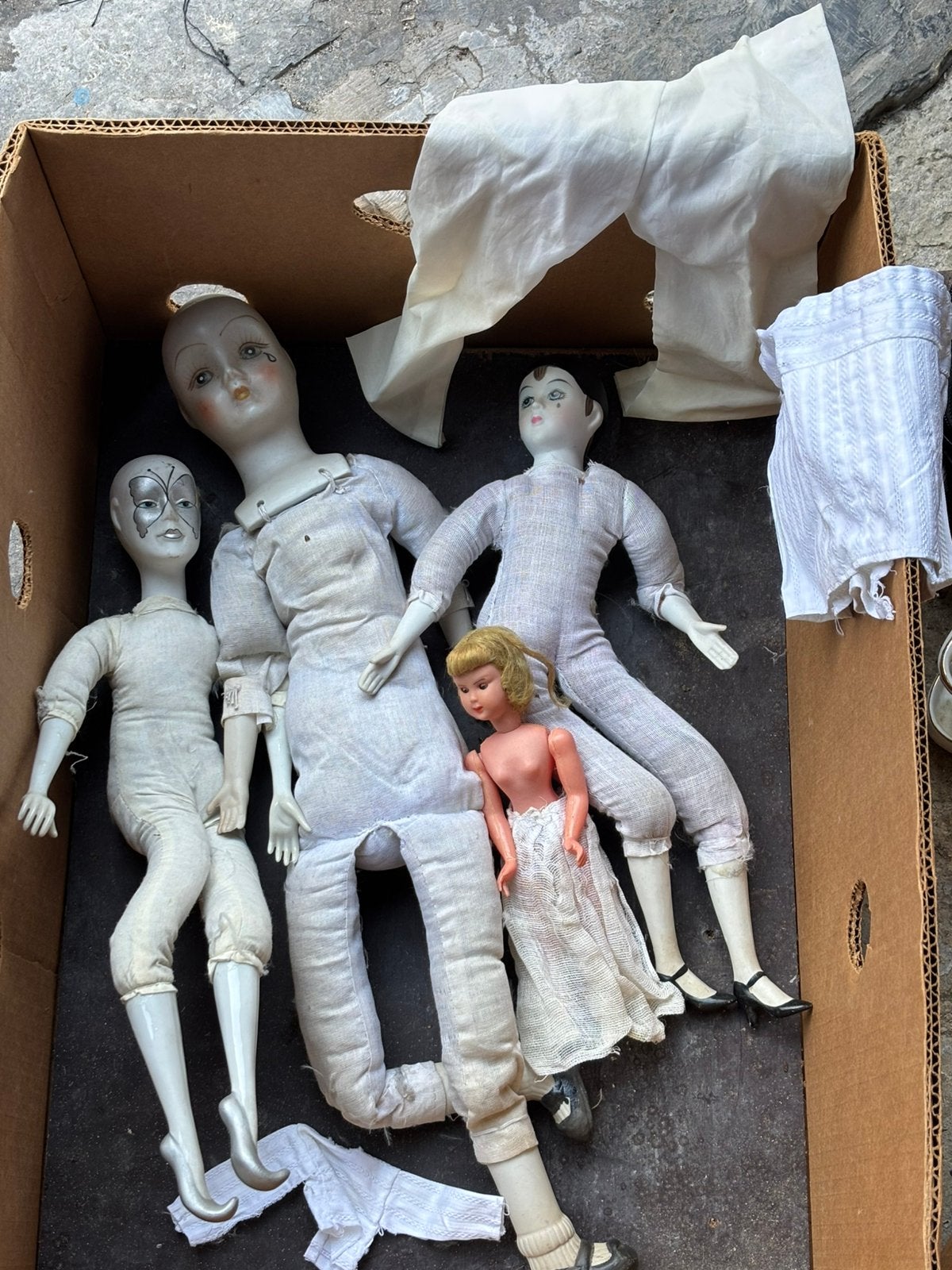 Op zolder vind je oude poppen., Antiek en Kunst, Ophalen of Verzenden