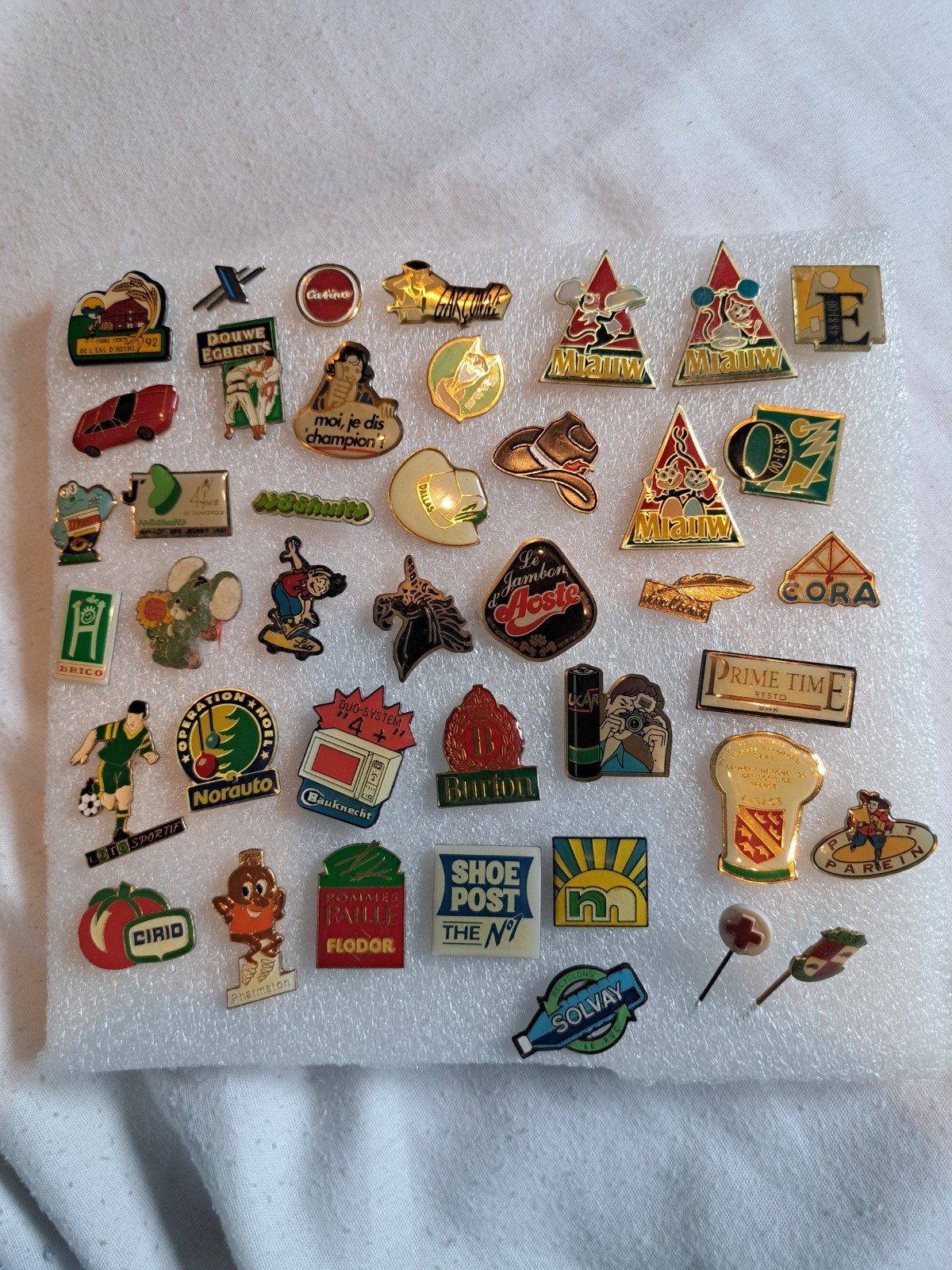 lot de pins pin's sans attaches au dos, Enlèvement