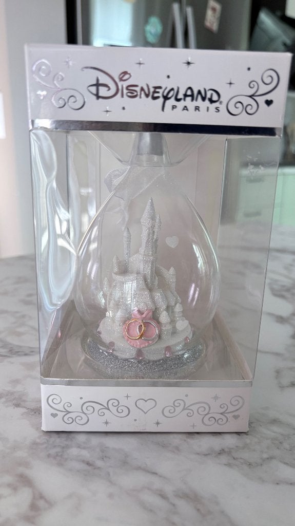 Ornement Disneyland Château Noël, Enlèvement ou Envoi, Autres personnages, Comme neuf, Statue ou Figurine