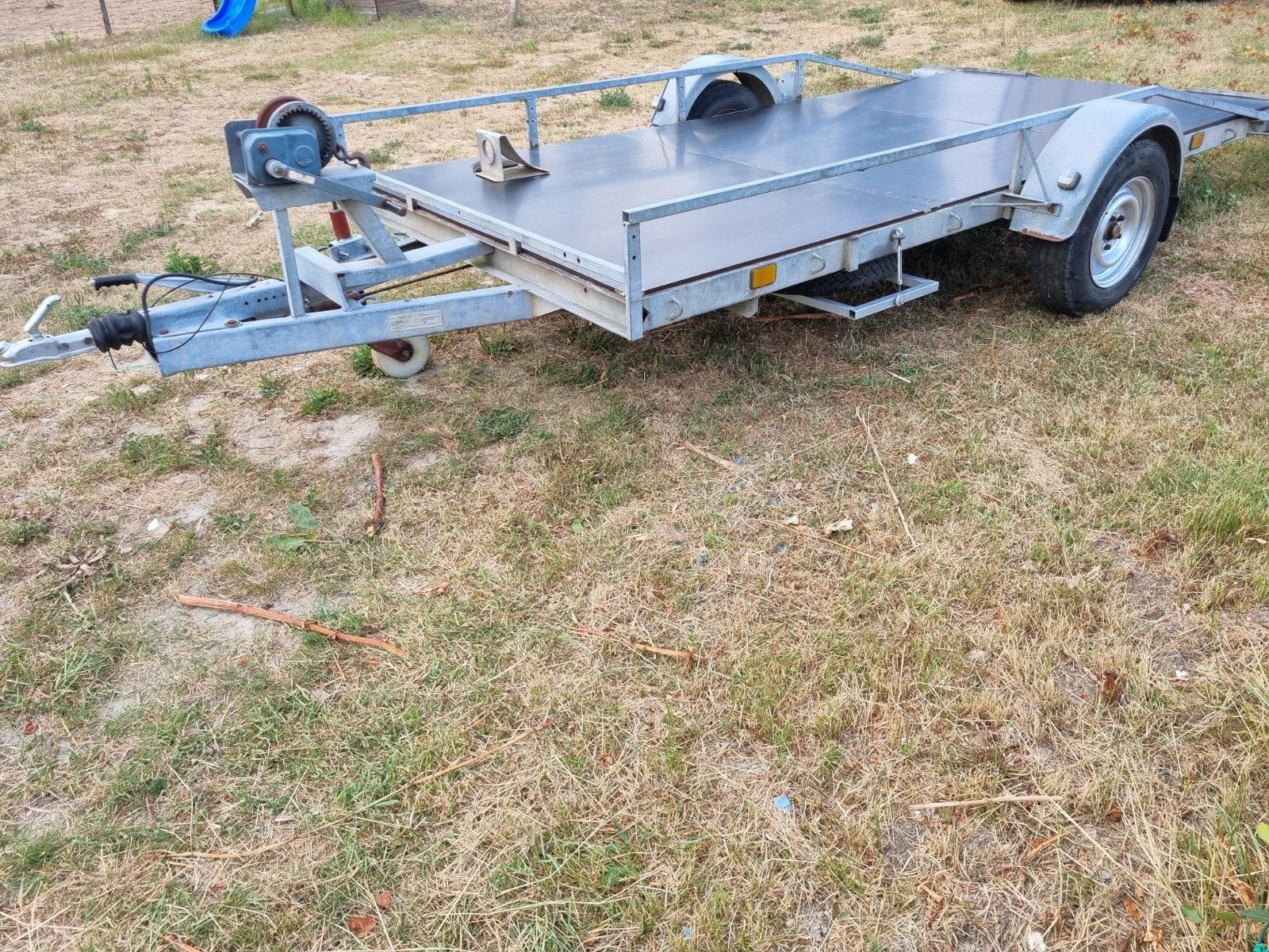 autoambulance met papieren, Ophalen