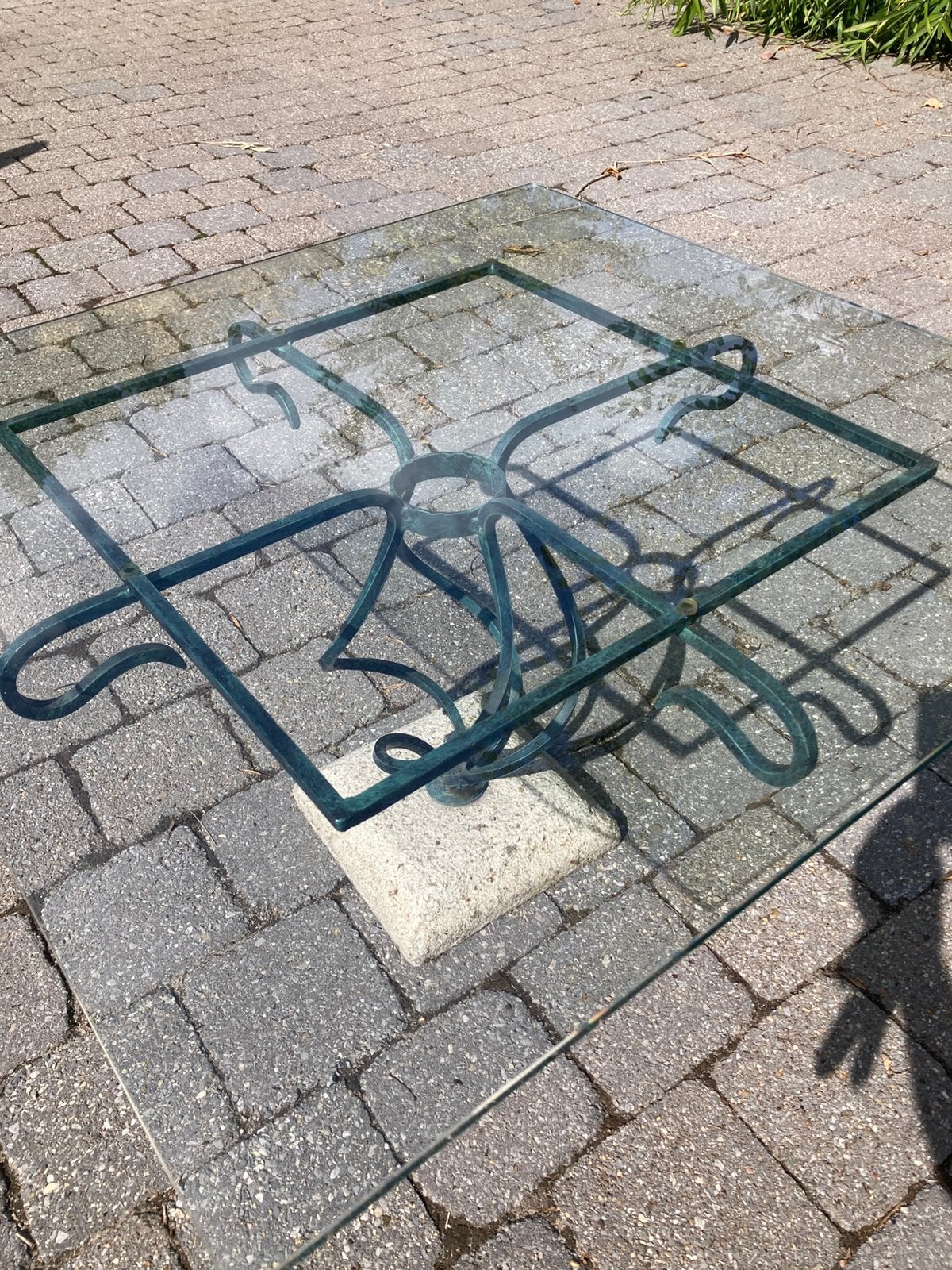 Glazen salontafel met natuurstenen voet en smeedijzer, Ophalen, Gebruikt, Vierkant, Past in elk decor