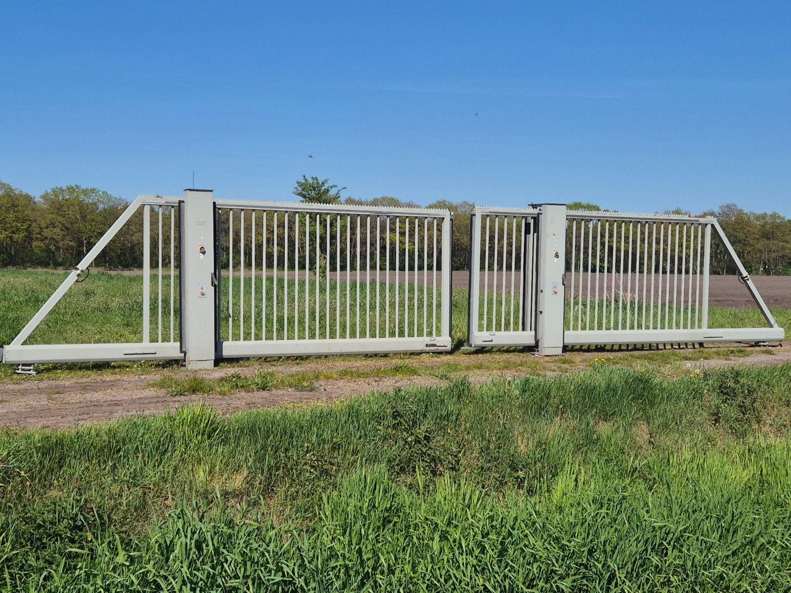 vrijdr.elek.dubbele schuifpoort 8 mtr doorgang,2 mtr hoog, Tuin en Terras, Ophalen, Schuifpoort