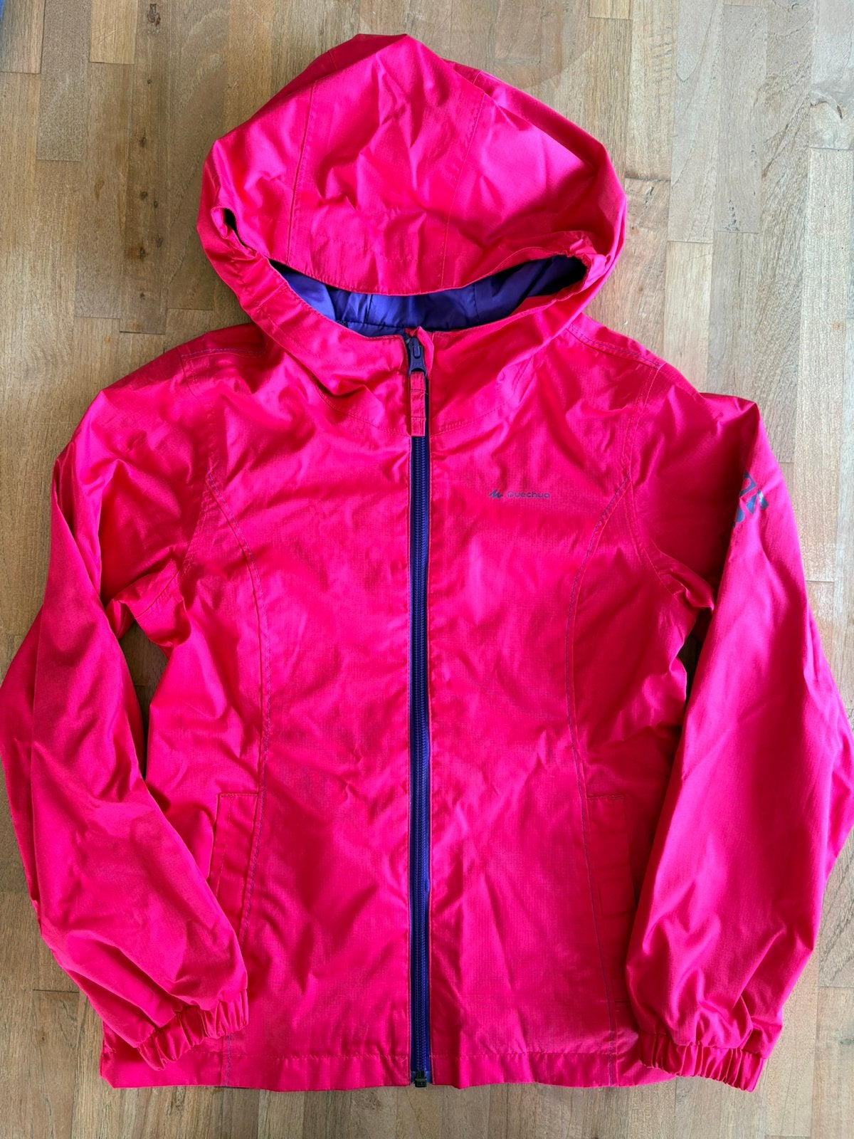 Fuchsia regenjas Quechua, maat 125/132, Enfants & Bébés, Vêtements enfant | Taille 128, Enlèvement ou Envoi, Comme neuf, Fille
