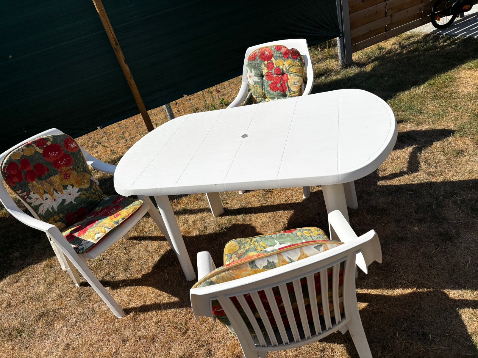 Tuintafel met 3 stoelen en kussen, Ophalen, Zo goed als nieuw