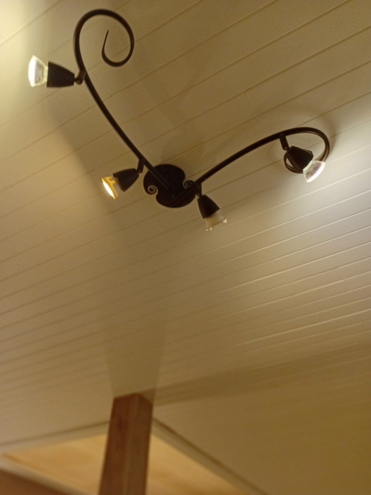 Plafonnier fer noir, 4 Lampes halogènes état impeccable, Enlèvement ou Envoi, Noir, Plafonnier