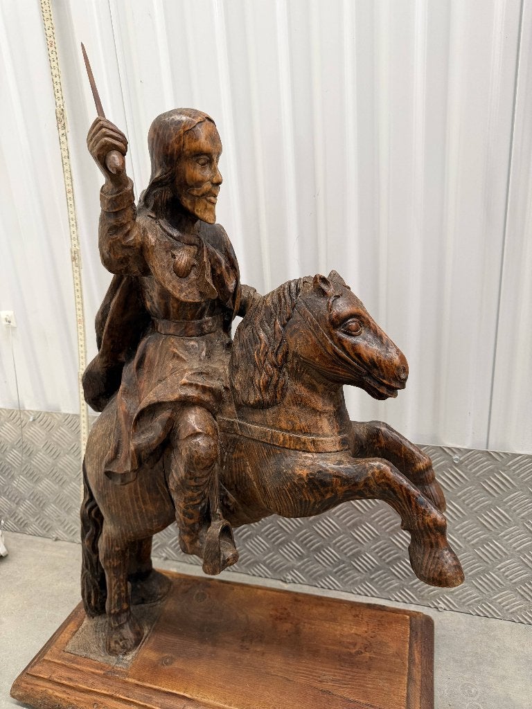 Grand cavalier à cheval en bois sculpté – Sujet religieux, Enlèvement