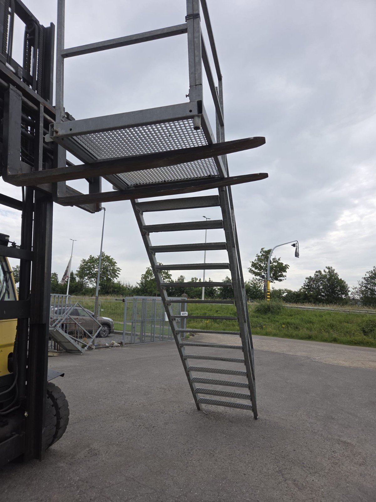 Stevige metalen galva trappen 3.000 mm met bordes 1.200 mm, Ophalen