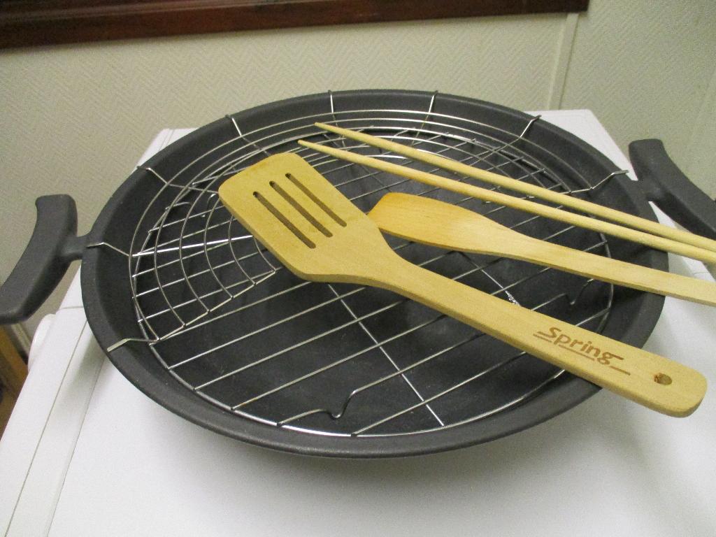 GIETIJZEREN WOKPAN  SPRING  MET ONDERDELEN, Huis en Inrichting, Keuken | Potten en Pannen, Zo goed als nieuw, Wok, Gietijzer, Ophalen of Verzenden