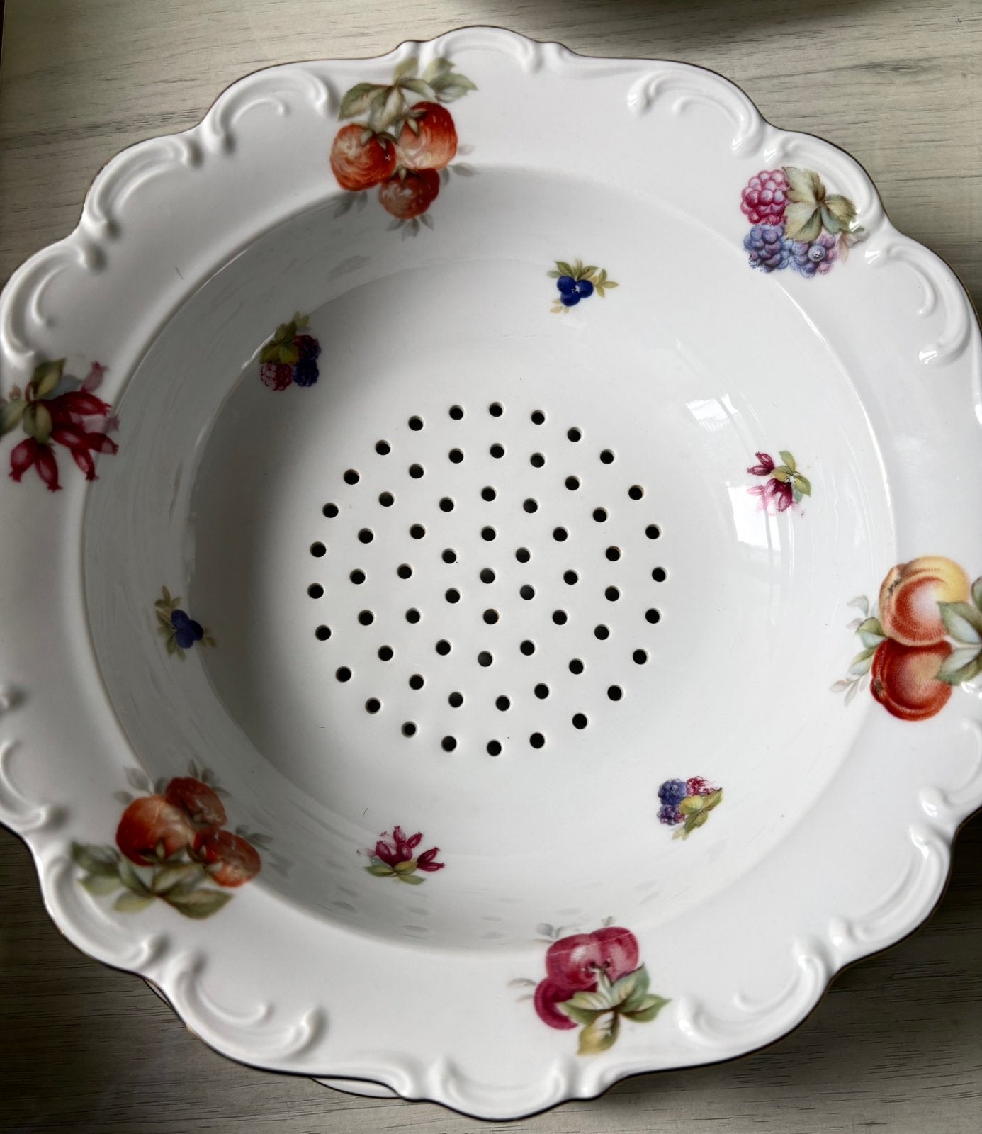 Un plat+ égouttoir en porcelaine Schumann Bavaria, Antiquités & Art, Enlèvement