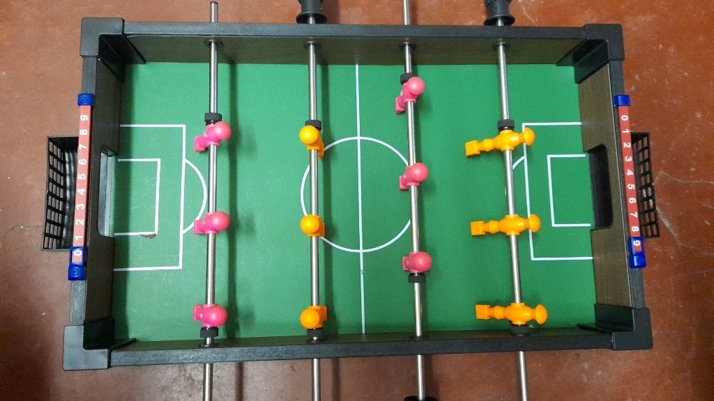 Voetbaltafels voor 2 kinderen , met twee ballen- goede staat, Ophalen, Zo goed als nieuw